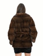 Demi 44 Nerzfelljacke mit Brustkragen und horizontalem Revers mit innenliegenden Haken und Gürtelverschluss – Bild 6