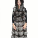 Gilet lungo in pelliccia di volpe argentata 48 con cappuccio e pelle scamosciata 112 centimetri