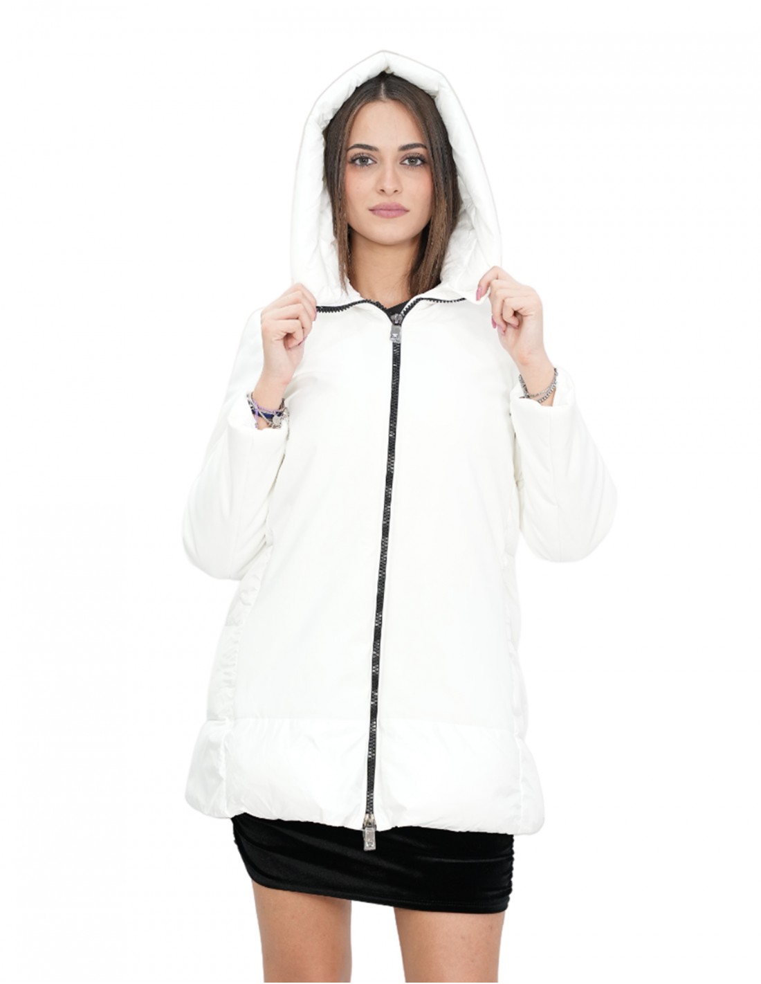 Piumino bianco panna 46 con stoffa sul davanti e sulle maniche lunghe cappuccio zip Piumino bianco panna 46 con stoffa sul davanti e sulle maniche lunghe cappuccio zip