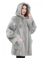 Шуба из норки цвета сапфира 48 с капюшоном из натуральной кожи с застежкой-молнией по бокам и крючками — изображение 4