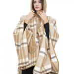 Poncho mantella in lana con inserti in piumino marrone fantasia a quadri con cappuccio e chiusura bottoni tasche esterne