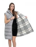 Двусторонний жилет без рукавов 52 серого цвета в клетку с одной стороны и пуховик с другой стороны с капюшоном и молнией — изображение 13