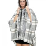 Poncho mantella in lana con inserti in piumino grigio fantasia a quadri con cappuccio e chiusura bottoni tasche esterne