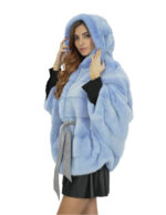 Светло-голубая накидка с капюшоном 48/54 Мех Норка Горизонтальный мех с капюшоном на подкладке — изображение 3