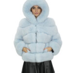 Giacca lunga 64 cm 44 pelliccia volpe celeste lavorazione orizzontale con maniche lunghe e cappuccio