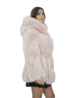 Женская пудрово-розовая куртка из поперечной лисы цвета 46 с меховым капюшоном с крючками с длинными рукавами — изображение 4