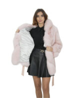 Женская пудрово-розовая куртка из поперечной лисы цвета 46 с меховым капюшоном с крючками с длинными рукавами — изображение 7