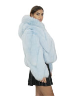 Поперечная куртка из меха лисы 42 с длинными рукавами и светло-голубым капюшоном с застежкой-молнией — изображение 4