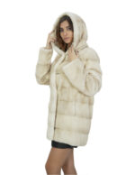 Beigefarbener 44 Nerzpelzmantel mit Kapuze, langen Ärmeln, seitlichen Außentaschen – Bild 3