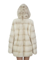 Beigefarbener 44 Nerzpelzmantel mit Kapuze, langen Ärmeln, seitlichen Außentaschen – Bild 6