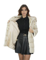 Beigefarbener 44 Nerzpelzmantel mit Kapuze, langen Ärmeln, seitlichen Außentaschen – Bild 7