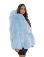 Женская светло-голубая куртка из лисы с поперечным меховым капюшоном 48 с поясом с длинным рукавом — изображение 4