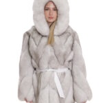 Giacca in volpe trasversale 44 bianco sfumato cappuccio pelliccia donna con cintura a maniche lunghe