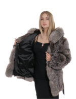 Женская 42 серебристая серебристая куртка из лисы с поперечным меховым капюшоном и поясом с длинным рукавом — изображение 7