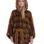 Mantella oro biondo visone 48/54 con lavorazione orizzontale a pelle intera con cappuccio e cintura in vita