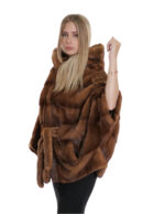 48/54 nerzblonder goldener Umhang mit horizontalem Vollhautstrick mit Kapuze und Gürtel in der Taille – Bild 3