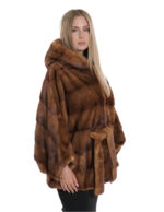 48/54 nerzblonder goldener Umhang mit horizontalem Vollhautstrick mit Kapuze und Gürtel in der Taille – Bild 4