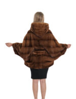 48/54 nerzblonder goldener Umhang mit horizontalem Vollhautstrick mit Kapuze und Gürtel in der Taille – Bild 6