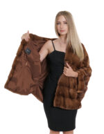 48/54 nerzblonder goldener Umhang mit horizontalem Vollhautstrick mit Kapuze und Gürtel in der Taille – Bild 7