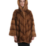 Mantella oro biondo visone 48/54 con lavorazione a V a pelle intera con cappuccio