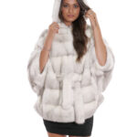 Mantella con cintura in pelliccia bianco brinato visone 48/54 con lavorazione orizzontale a pelle intera con cappuccio
