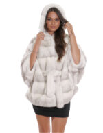 Mantella con cintura in pelliccia bianco brinato visone 48/54 con lavorazione orizzontale a pelle intera con cappuccio