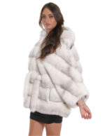 Mantella con cintura in pelliccia bianco brinato visone 48/54 con lavorazione orizzontale a pelle intera con cappuccio