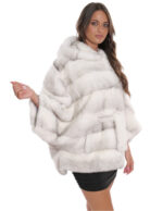 Mantella con cintura in pelliccia bianco brinato visone 48/54 con lavorazione orizzontale a pelle intera con cappuccio