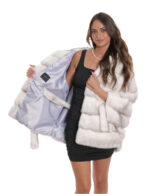 Mantella con cintura in pelliccia bianco brinato visone 48/54 con lavorazione orizzontale a pelle intera con cappuccio