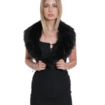 Collo in pelliccia di volpe nero con paiette brillanti all'interno del pelo