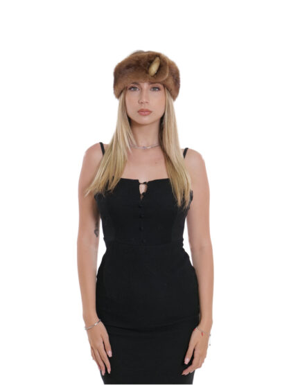 Collo interamente realizzato in pelliccia di visone con chiusura a bottone in perla