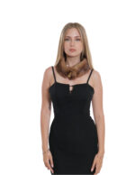 Collo interamente realizzato in pelliccia di visone con chiusura a bottone in perla