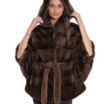 Mantella demi buff visone 48/54 con lavorazione orizzontale a pelle intera con cappuccio e cintura in vita