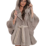 Mantella con cintura in pelliccia grigio visone 48/54 con lavorazione orizzontale a pelle intera con cappuccio