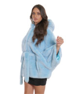 Cape mit Gürtel aus hellblauem Nerzfell 48/54 mit horizontalem Volllederstrick mit Kapuze – Bild 3
