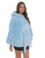 Cape mit Gürtel aus hellblauem Nerzfell 48/54 mit horizontalem Volllederstrick mit Kapuze – Bild 4