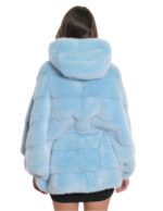 Cape mit Gürtel aus hellblauem Nerzfell 48/54 mit horizontalem Volllederstrick mit Kapuze – Bild 6