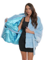 Cape mit Gürtel aus hellblauem Nerzfell 48/54 mit horizontalem Volllederstrick mit Kapuze – Bild 7