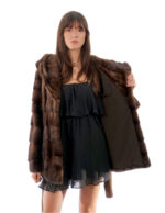 Horizontale Nerzjacke Kapuze mit niedrig geschnittenem Kragen 40 Demi Klarer Langarmgürtel – Bild 7