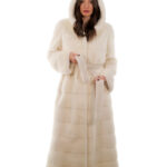 Cappotto lunghissimo 132 centimetri 48 visone bianco orizzontale con cintura in pelliccia manica lunga