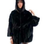 Mantella nero visone 48/54 con lavorazione trasversale a pelle intera con cappuccio e cintura in vita interna
