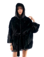 Mantella nero visone 48/54 con lavorazione trasversale a pelle intera con cappuccio e cintura in vita interna