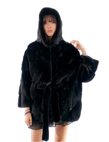 Mantella nero visone 48/54 con lavorazione trasversale a pelle intera con cappuccio e cintura in vita interna