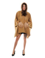 Poncho-Cape aus kamelfarbenem Damenstoff mit Taschen und Daunenjacke in Einheitsgröße Knöpfen der Seite und Verschluss – Bild 5