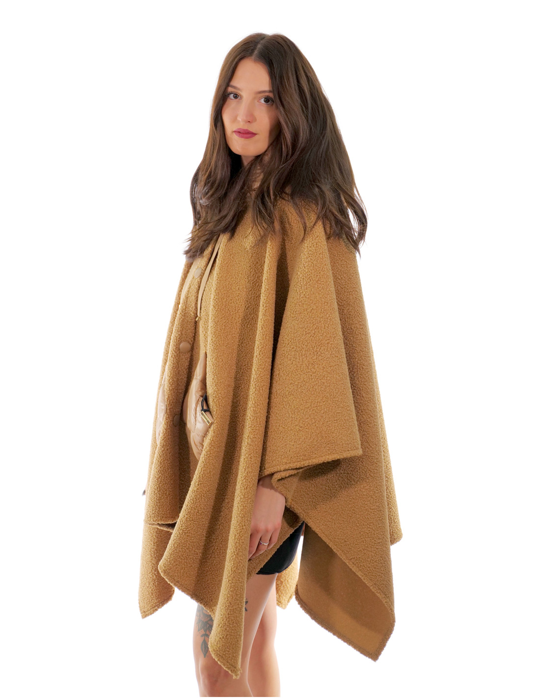Poncho-Cape aus kamelfarbenem Damenstoff mit Taschen und Daunenjacke in Einheitsgröße Knöpfen der Seite und Verschluss – Bild 4