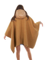 Poncho-Cape aus kamelfarbenem Damenstoff mit Taschen und Daunenjacke in Einheitsgröße Knöpfen der Seite und Verschluss – Bild 6