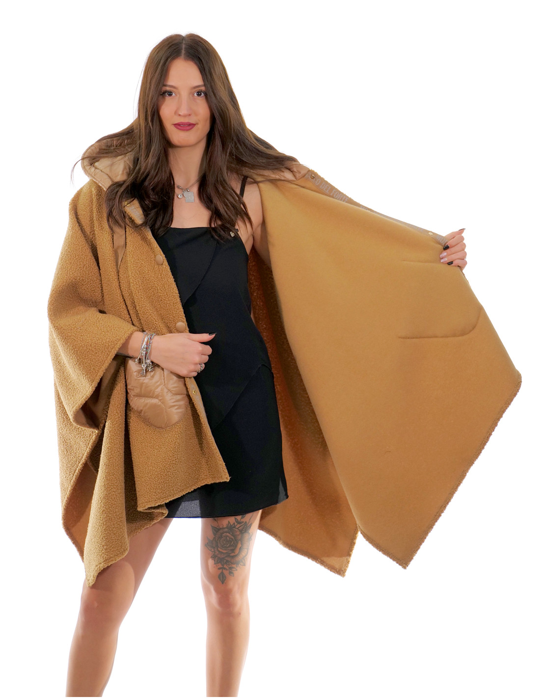 Poncho-Cape aus kamelfarbenem Damenstoff mit Taschen und Daunenjacke in Einheitsgröße Knöpfen der Seite und Verschluss – Bild 7