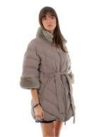 Grauer Daunenmantel mit halben Ärmeln und 48 Halbärmeln und Wollärmeln aus technischem Rex-Fell – Bild 3