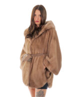 Норковая накидка 48-56 пастельные тона, пончо, полная кожа, короткий рукав, внутренний пояс, кожаный воротник на пуговицах — изображение 3