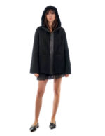 Lammfellmantel 50, schwarzer Kordelzug, Saum und Ärmelbündchen, Fellinnenseite, Leder außen, Kapuze, Reißverschluss – Bild 4